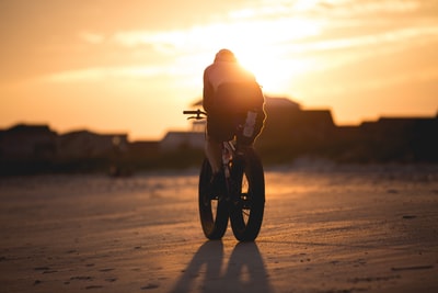 日落时骑肥胎自行车的人